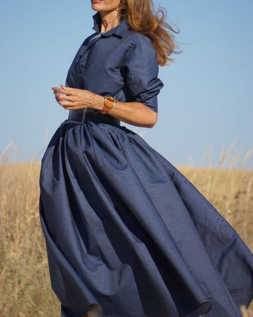 Schickes, marineblaues, langärmliges Maxikleid 